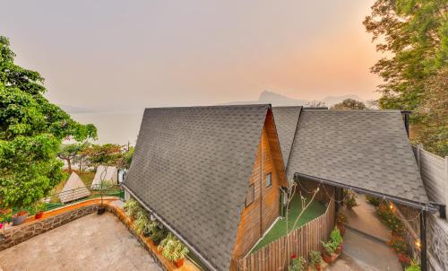 Viesnīcas āriene, SaffronStays Shambhala Bodhi - 3-BR villa overlooking Pawna Lake with private pool, jacuzzi, and lou in Ambegaon