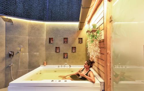 Karstais baseins, SaffronStays Shambhala Bodhi - 3-BR villa overlooking Pawna Lake with private pool, jacuzzi, and lou in Ambegaon