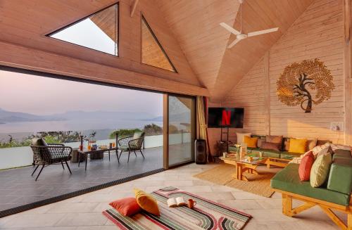 Iekārtas, SaffronStays Shambhala Bodhi - 3-BR villa overlooking Pawna Lake with private pool, jacuzzi, and lou in Ambegaon