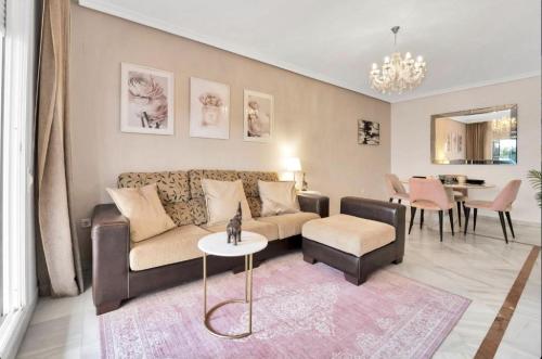 Apartamento con enorme terraza en complejo con piscina en Nueva Andalucía - Lorcrimar