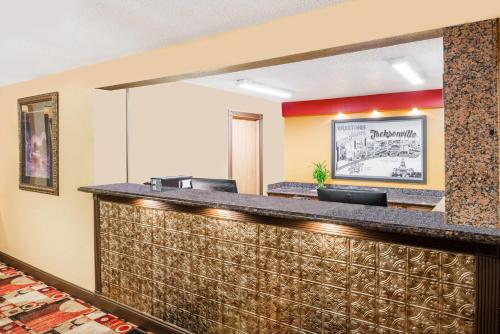 Lobby, Super 8 By Wyndham Jacksonville in Jacksonville (IL)