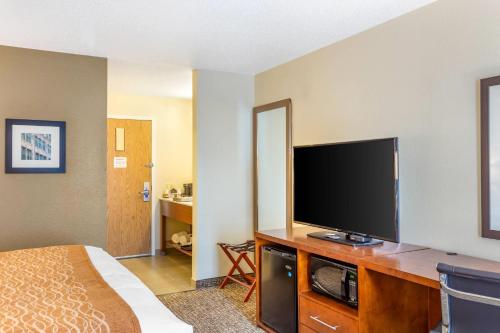 Comfort Inn DeKalb - Adjacent the University - image 19
