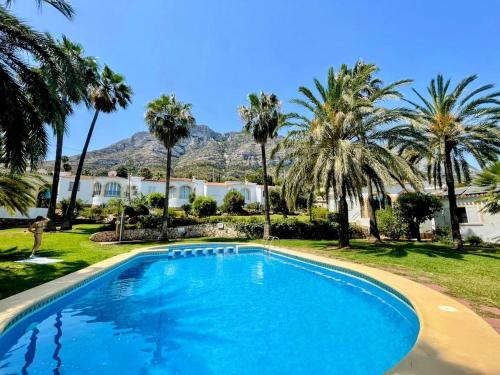 Casa con piscina en urbanización tranquila y con vistas al mar y la montaña