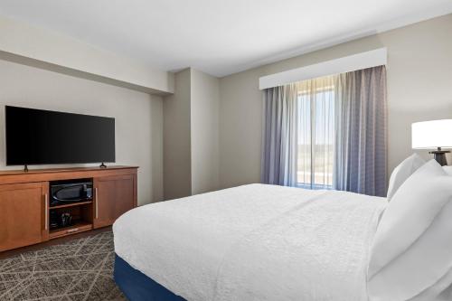 Hampton Inn & Suites Claremore - image 40