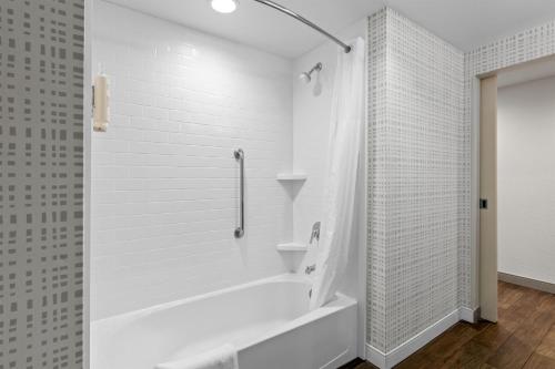 Hampton Inn & Suites Claremore - image 30