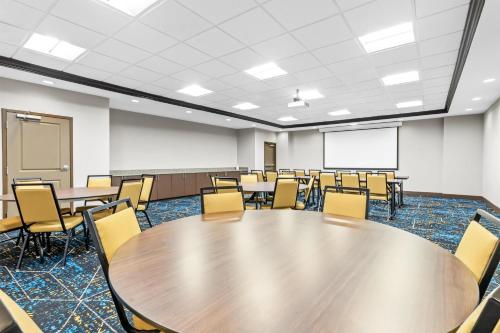 Hampton Inn & Suites Claremore - image 17