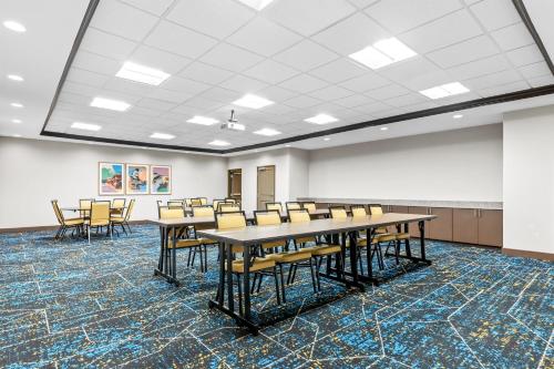 Hampton Inn & Suites Claremore - image 37