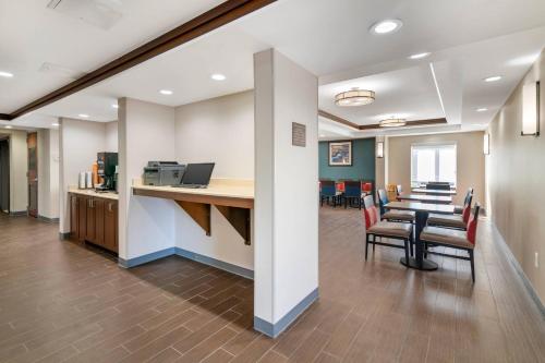 Comfort Inn Airport Manchester - image 32