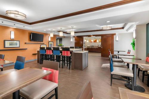 Comfort Inn Airport Manchester - image 38