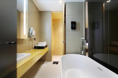 room detail thumbnail 2