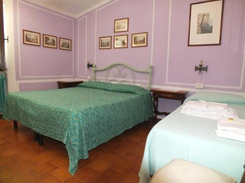 1 queen bed, 1 twin bed