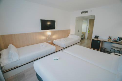 4 twin beds