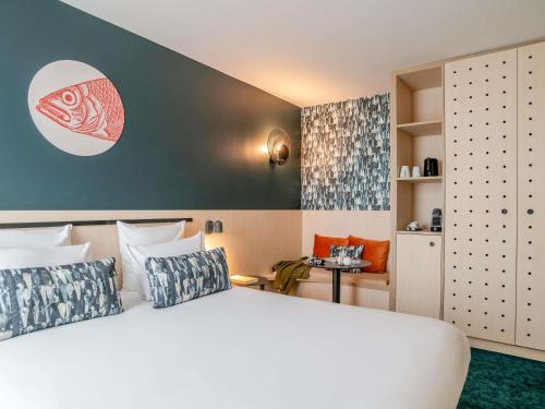1 double bed, 1 twin bed