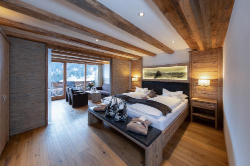 1 queen bed, 1 sofa bed