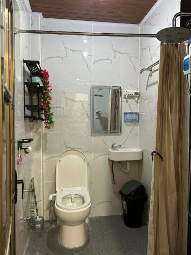 Bathroom, Brown Epitome Lodge in Baler
