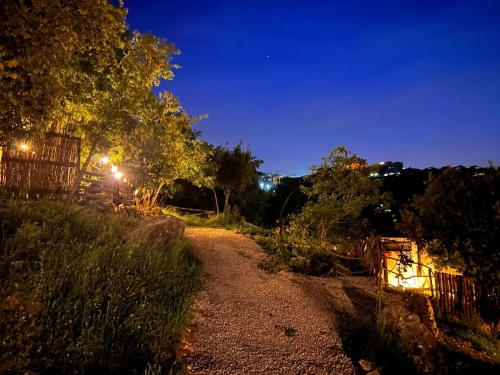 BLACKBIRD - Luxury Treehouse - Private Escape with Hot Tub and Pool in Khenchara