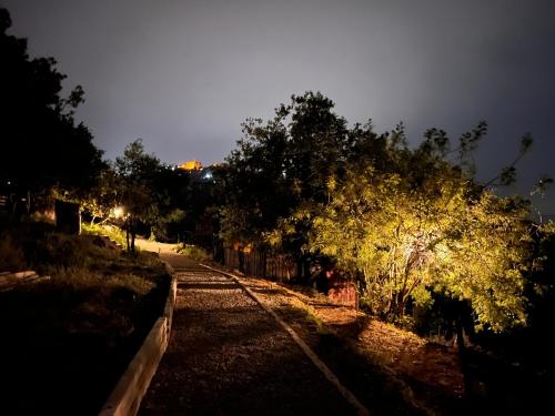 BLACKBIRD - Luxury Treehouse - Private Escape with Hot Tub and Pool in Khenchara