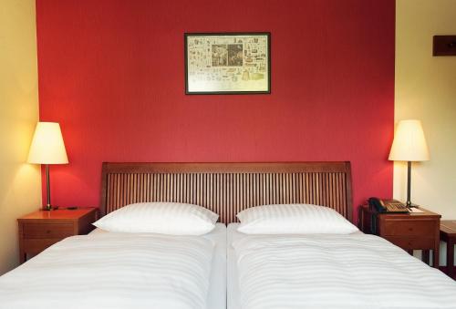 1 king bed, 1 twin bed
