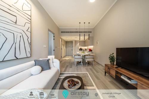Airstay - 1BR - Pool Views - Next to Circle Mall - Monthly Offer Available, Dubaj