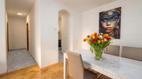 GRAND 3-Bedroom Apartment - image 3