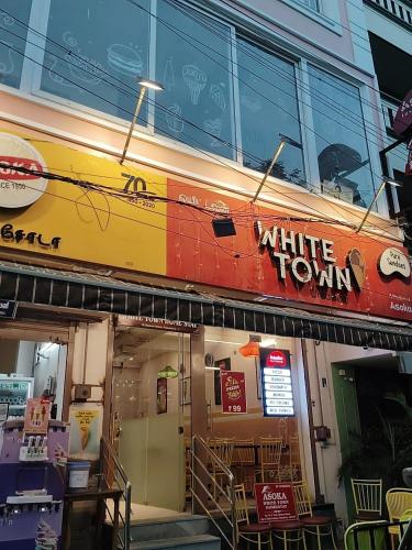 Asoka White Town Homestay