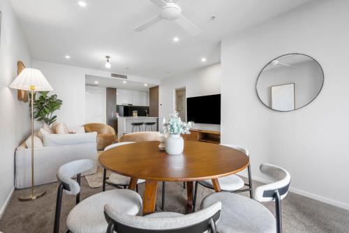 Luxury Sky-high CBD Apt with Pool Gym Parking - image 2