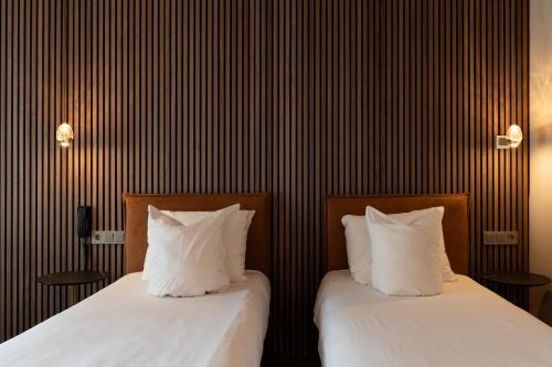 1 king bed, 2 twin beds