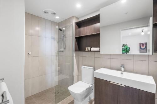 Luxury Sky-high CBD Apt with Pool Gym Parking - image 3