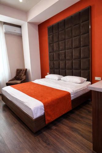 Fama 12 Hotel