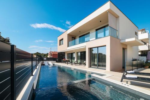 Villa Santa with heated pool - Location, gîte - Pakoštane