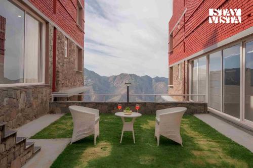 StayVista at Aspen at Elysium Estate 2BR Valley View with Bonfire & Meals, Kīar