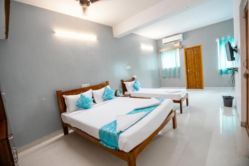 Starlight Hotels DLF Trade Center Miot chennai in Chennai