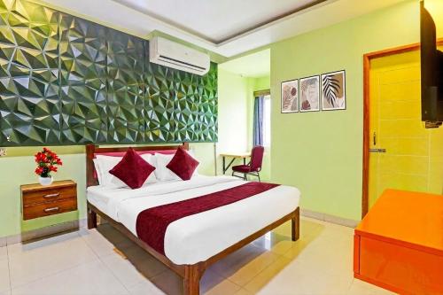 Starlight Hotels DLF Trade Center Miot chennai in Chennai