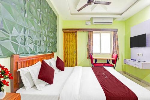 Starlight Hotels DLF Trade Center Miot chennai in Chennai