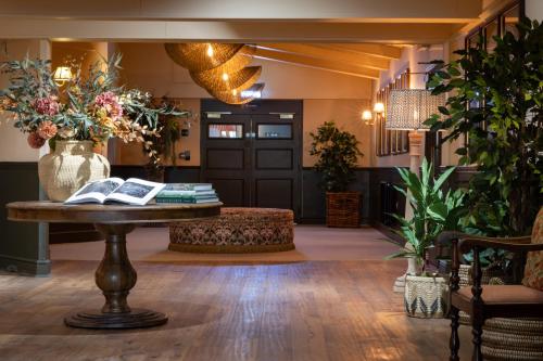 The Potters Heron - A Heartwood Inn 5