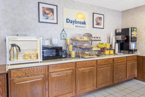 אוכל ומשקאות, Days Inn & Suites by Wyndham Davenport East in דבנפורט(אי אי)