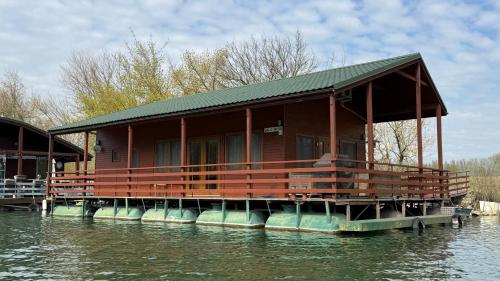 Houseboat - Beacon of happiness – khách sạn tại Bratislava V