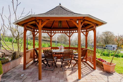 Ferienwohnungen im Weinhof Martin in เอลท์วิลเลอ อัม ไรน์