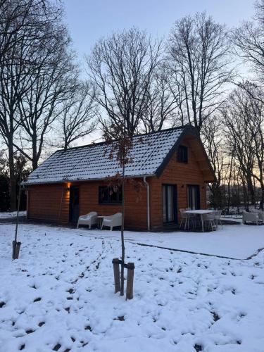 Luxe houten wellness boshuisje met Hottub in Peel en Maas