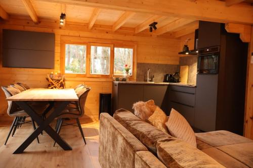 Luxe houten wellness boshuisje met Hottub in Peel en Maas