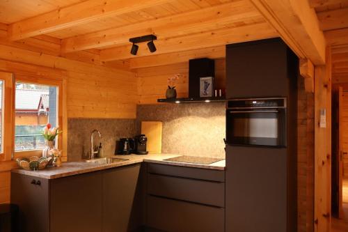 Luxe houten wellness boshuisje met Hottub in Peel en Maas