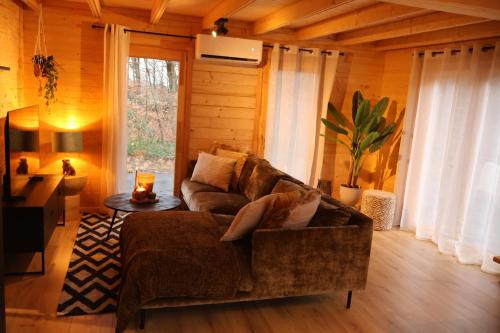Luxe houten wellness boshuisje met Hottub in Peel en Maas