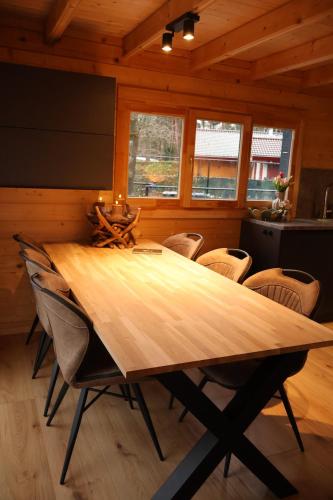 Luxe houten wellness boshuisje met Hottub in Peel en Maas
