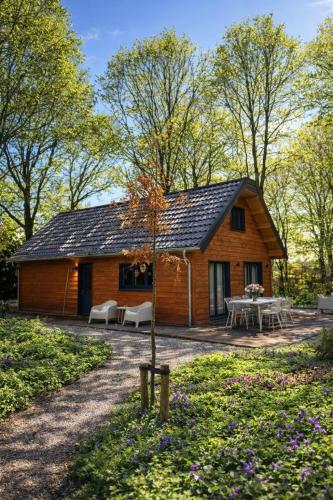Luxe houten wellness boshuisje met Hottub in Peel en Maas