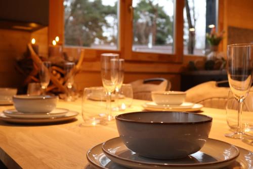 Luxe houten wellness boshuisje met Hottub in Peel en Maas