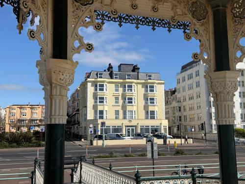 숙소 외관, 더 브라이턴 호텔 (The Brighton Hotel) in 브라이튼앤호브
