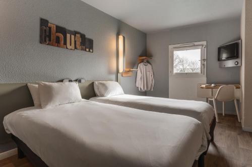 2 twin beds