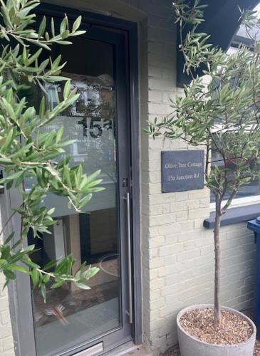 Stylish 2-Bed Cottage with Courtyard Garden Near South Ealing Tube Station, Лондон