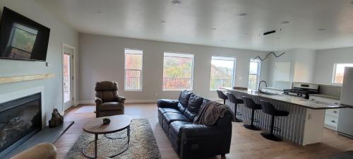 The Lookout, a private off-grid cabin 2 bed in Eden (UT)