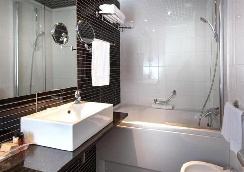 room detail thumbnail 2